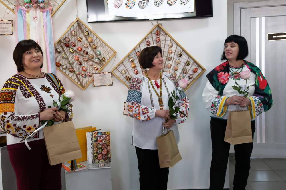 БЕЗ КОРІННЯ САДУ НЕ ЦВІСТИ